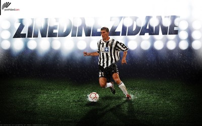 华体会电竞快讯-凯拉赛后与球迷合影签名